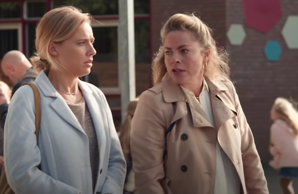 Jennifer Hoffman als Hannah en Maaike Mertens in haar rol als Ursula in de serie De Luizenmoeder 